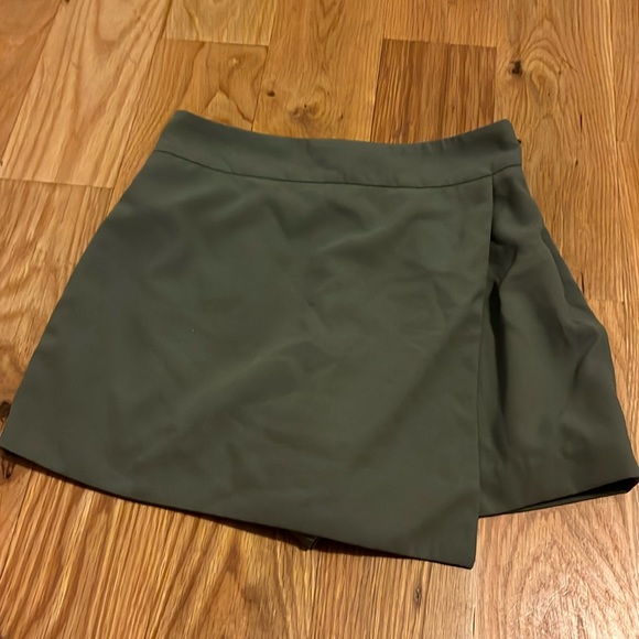 Jupe-short Forever 21 Verte – Taille M, Taille Haute, Style Skateur – Comme Neuve